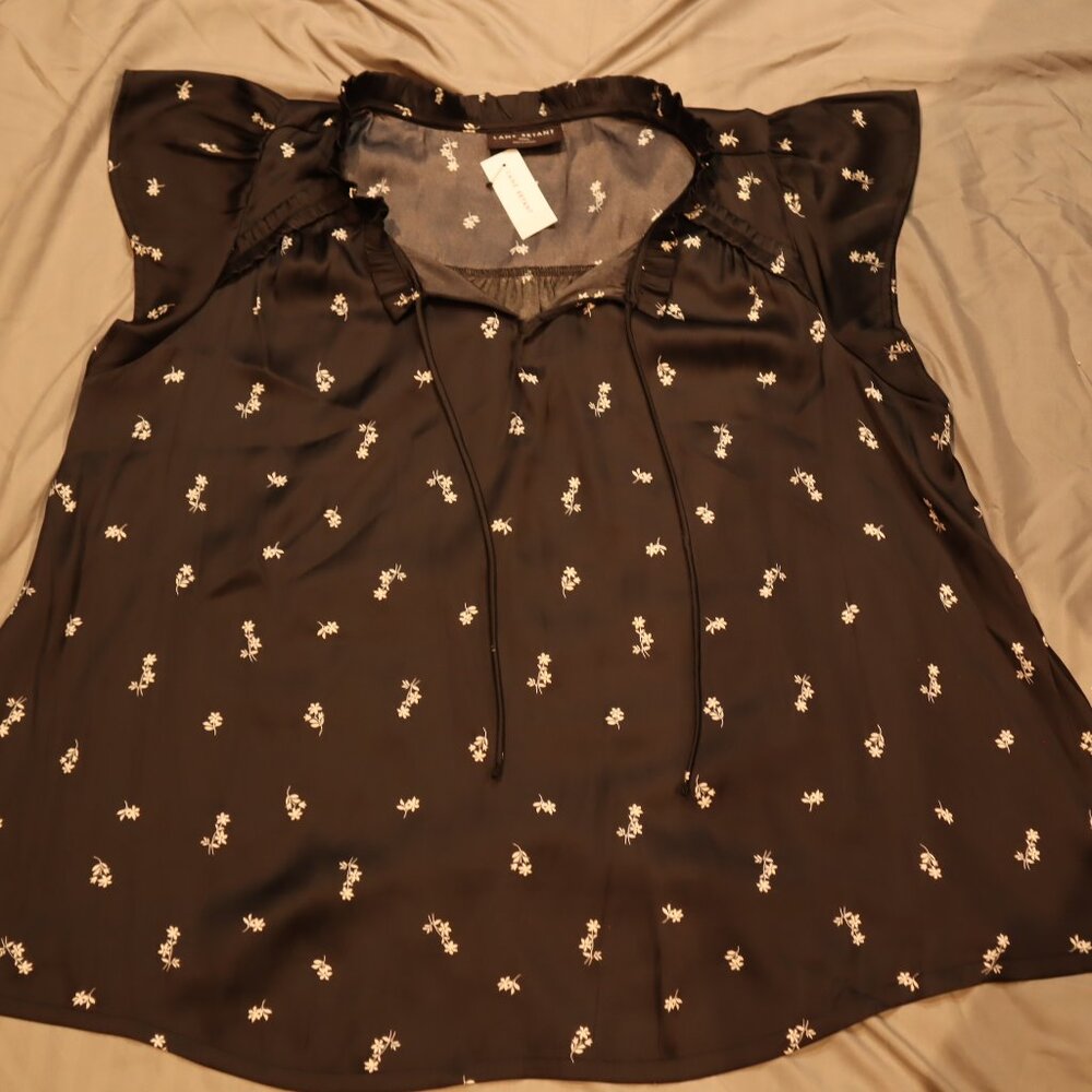 Lane Bryant Floral Flutter Sleeve Top – Black/White – Size 22/24 (3X) – NWT
